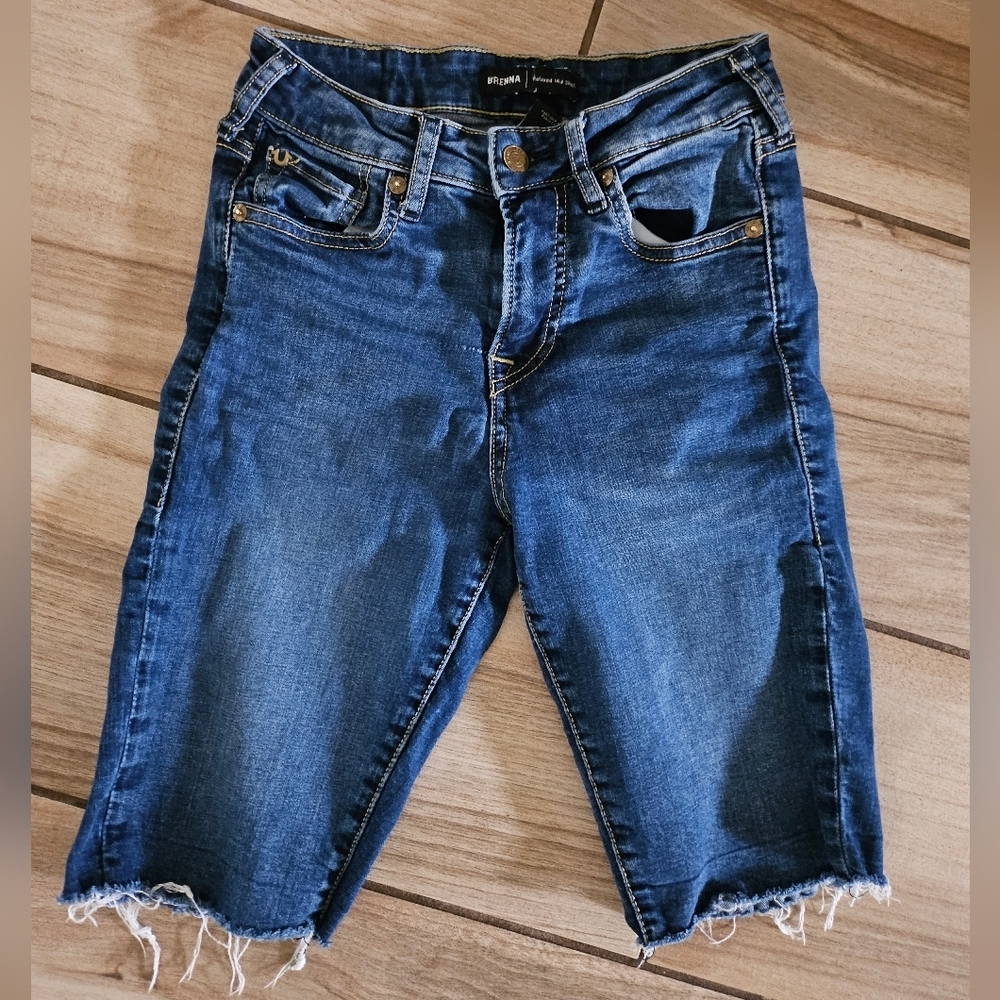 True Religion Brenna Relaxed Mid Rise Denim Shorts Women 25 Blue Raw Hem Distres - Picture 11 of 11